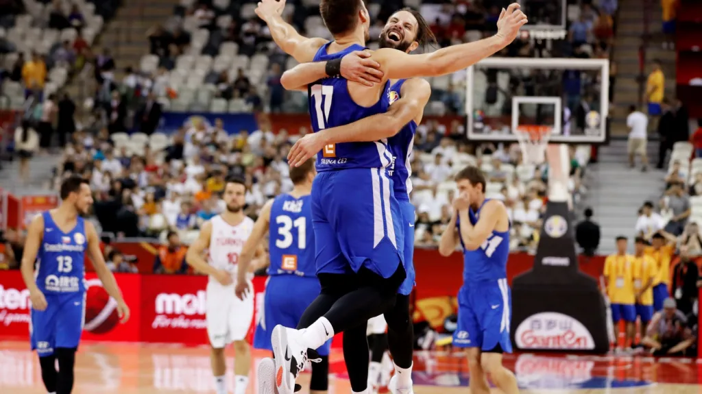 Čeští basketbalisté se radují z výhry nad Tureckem