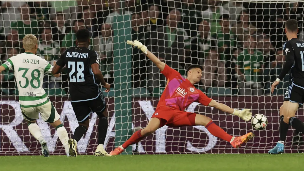 Brankář Slovanu Bratislava Dominik Takáč inkasuje jeden z pěti gólů od Celticu Glasgow