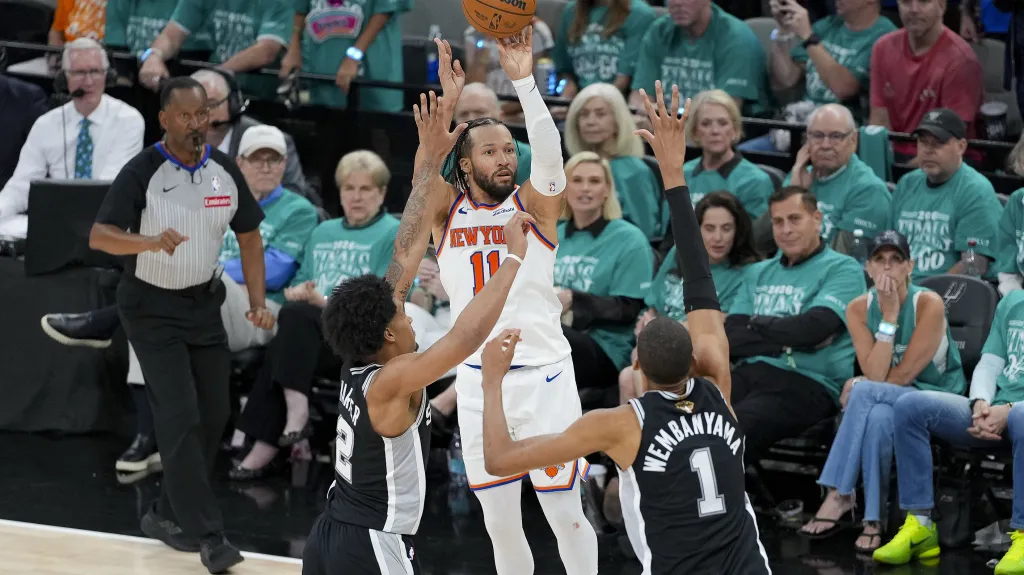 Jalen Brunson z NY Nicks střílí na koš Spurs