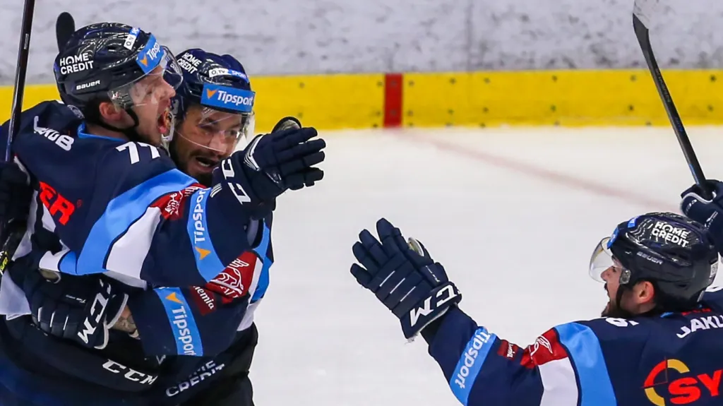 Tomáš Havlín (vlevo) slaví se spoluhráči z Liberce vítězný gól v Třinci