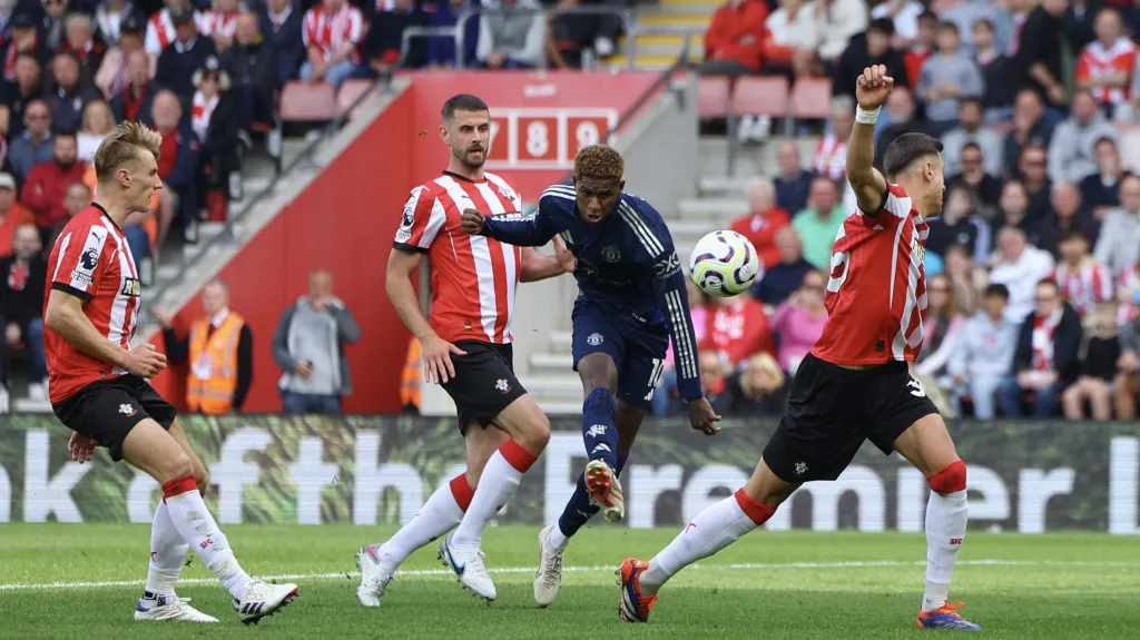 Marcus Rashford skóruje proti Southamptonu