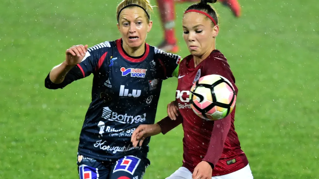 Janni Arnthová z Linköpingu (vlevo) a Andrea Stašková ze Sparty v souboji o míč