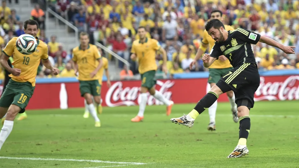 David Villa střílí na branku Austrálie