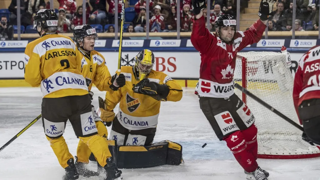 Kanaďan John Quenneville skóruje proti Kuopiu