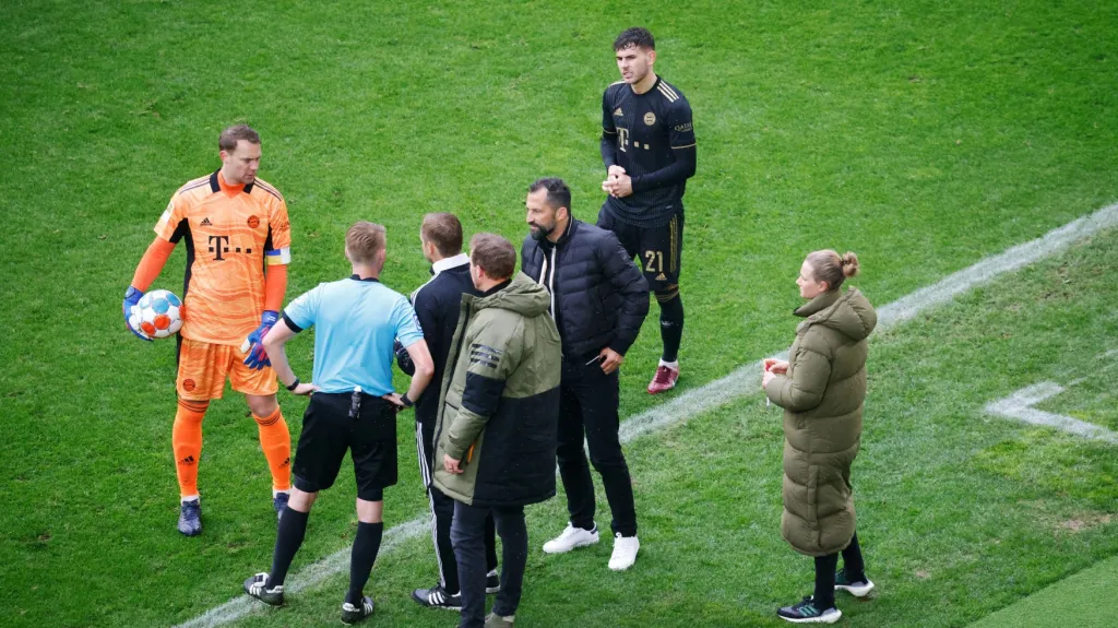 Hlavní rozhodčí Christian Dingert (v modrém) řeší špatné střídání Bayernu