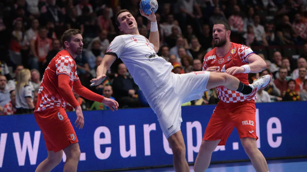 Stanislav Kašpárek proskakuje chorvatskou obranou