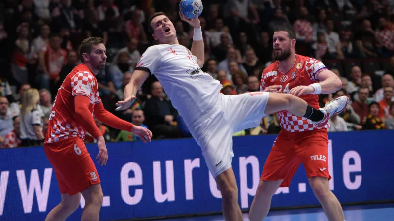 Stanislav Kašpárek proskakuje chorvatskou obranou