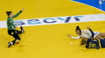 Do semifinále postoupily Norky a Francouzky