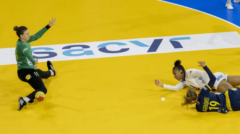 Do semifinále postoupily Norky a Francouzky