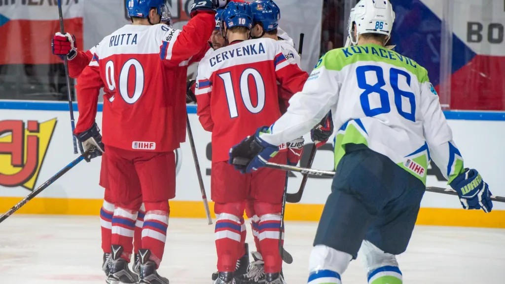 Čeští hokejisté se radují z gólu v síti Slovinska