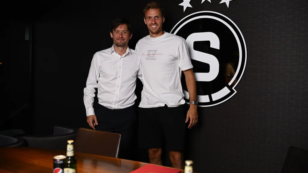 Nová posila Sparty Asger Sörensen s Tomášem Rosickým