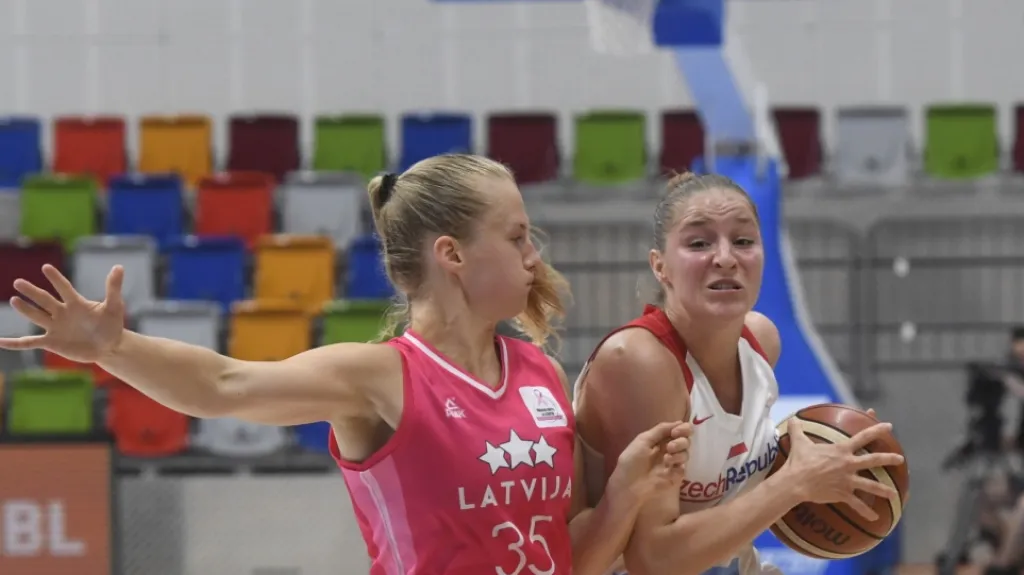 Karolína Elhotová se marně prodírá přes hráčku Lotyšska