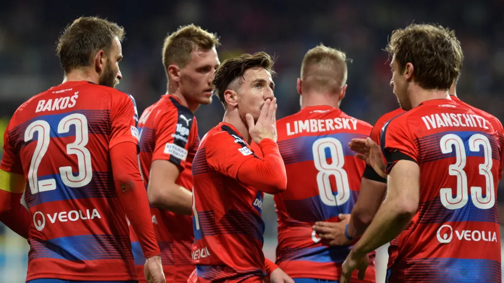 Fotbalisté Viktorie Plzeň se radují z gólu