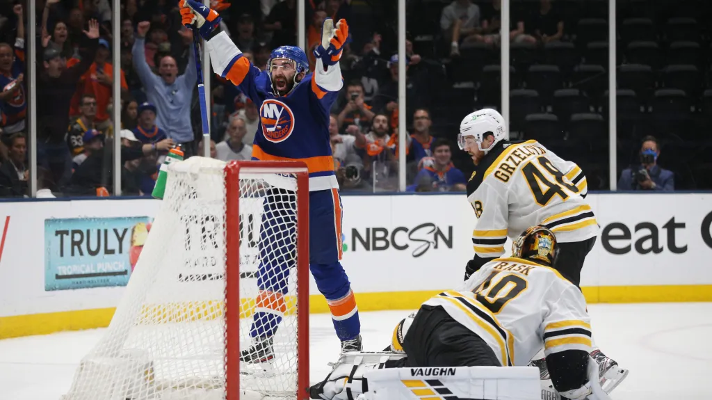 Kyle Palmieri z NY Islanders oslavuje gól v utkání proti Bostonu