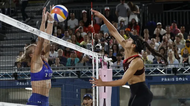 Záznam plážového volejbalu Paredesová, Wilkersonová – Hermannová, Štochlová