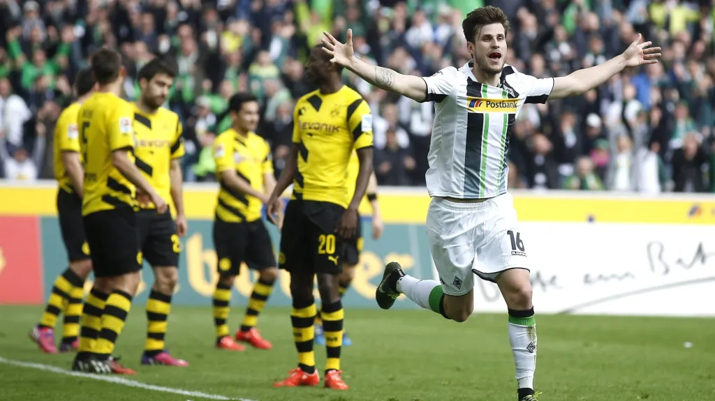 Havard Nordveit z Mönchengladbachu slaví gól v síti Dortmundu