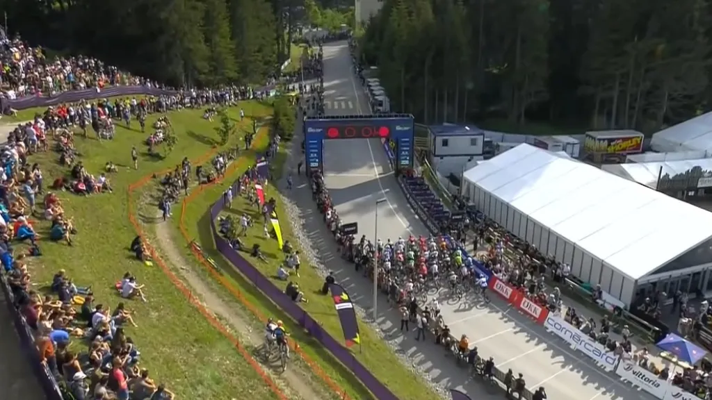 Závod SP ve short tracku mužů v Lenzerheide