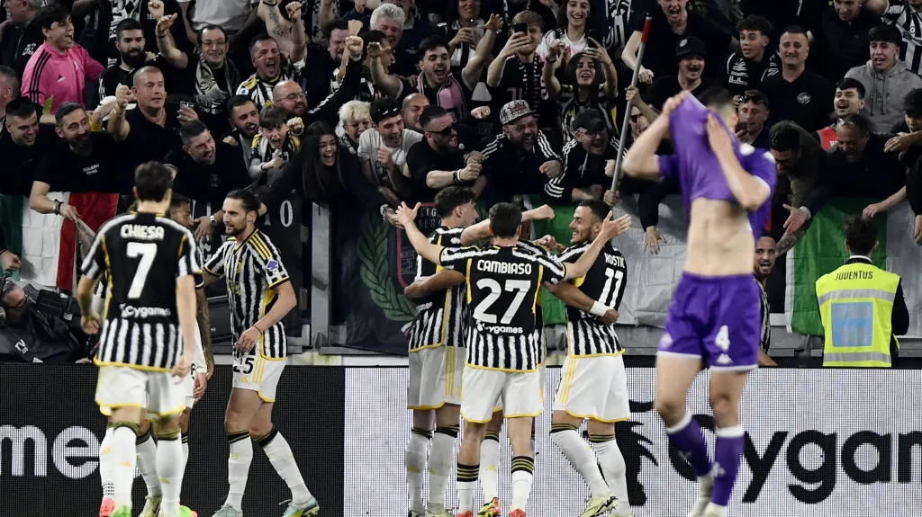 Fotbalisté Juventusu se radují z gólu v Serii A