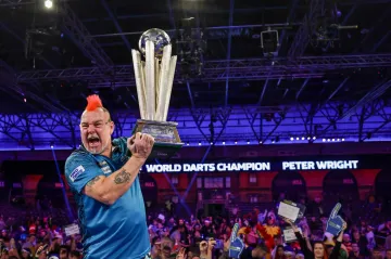 Peter Wright s trofejí pro světového šampiona v šipkách