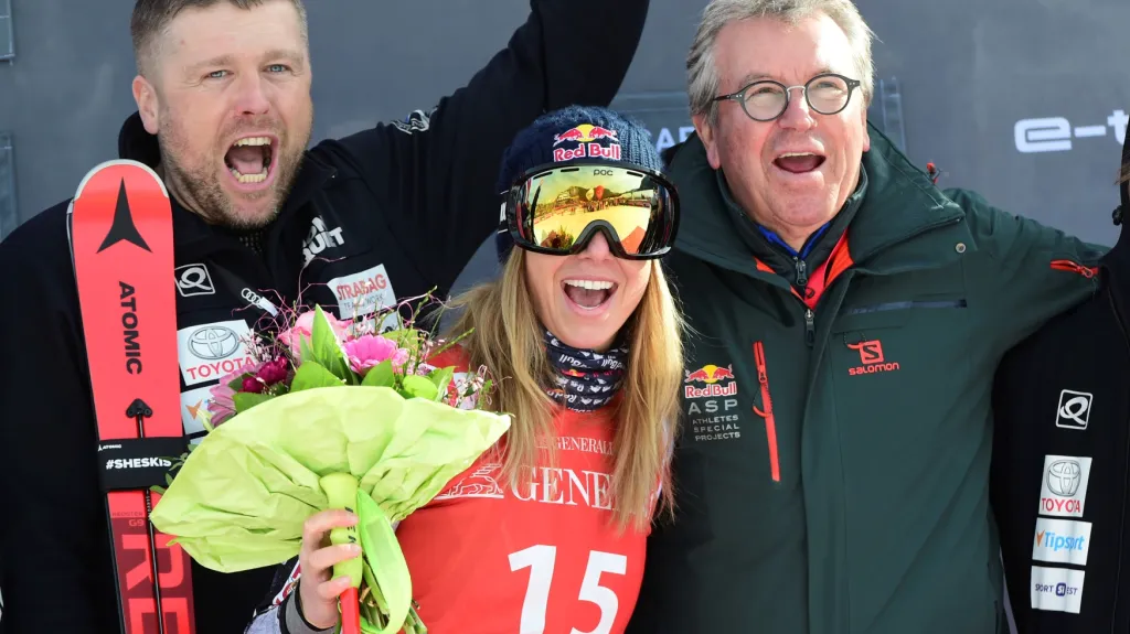 Ester Ledecká a její kouč Tomáš Bank (vlevo) slaví třetí místo ve sjezdu v Ga-Pa