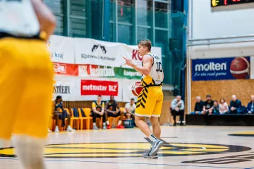 Vojtěch Sýkora diriguje premiérovou sezonu Sršňů Písek