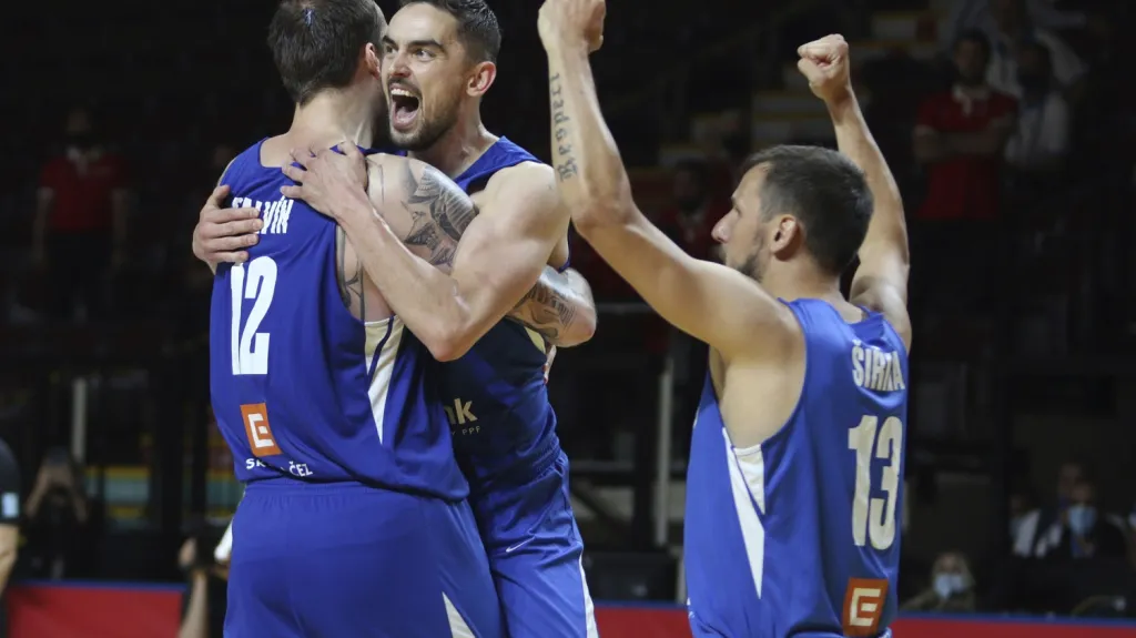 Tomáš Satoranský se raduje z postupu do finále olympijské kvalifikace