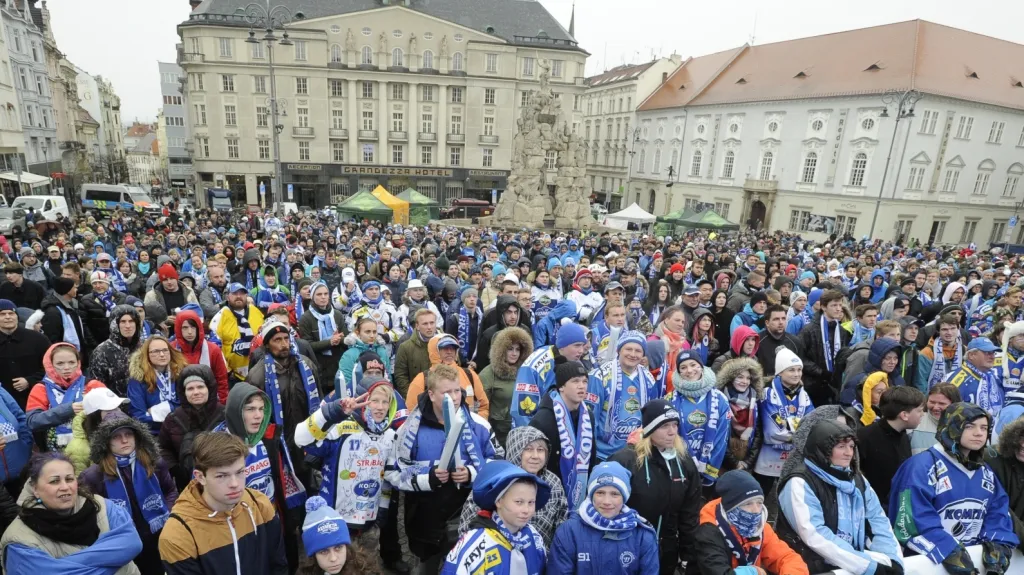 Fanoušci Komety Brno sledují na Zelném trhu finále extraligy