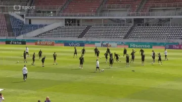 Fotbalisté naposledy trénovali v Praze a odletěli do Baku