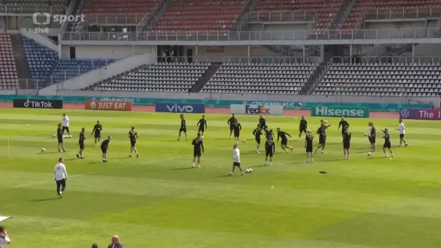 Fotbalisté naposledy trénovali v Praze a odletěli do Baku