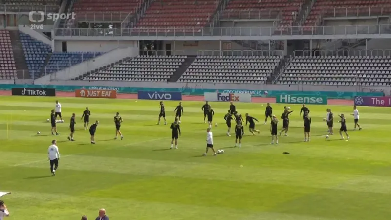 Fotbalisté naposledy trénovali v Praze a odletěli do Baku