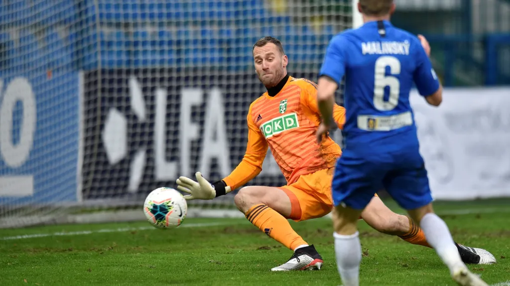 Tomáš Malinský z Liberce se snaží překonat brankáře Libora Hrdličku z Karviné