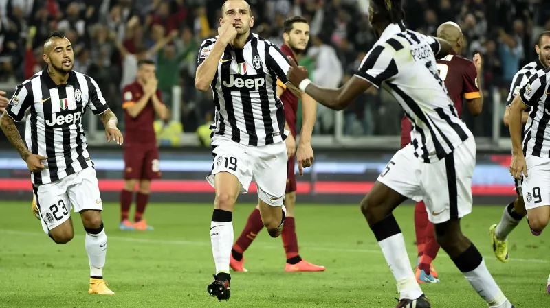 Leonardo Bonucci z Juventusu slaví branku v síti AS Řím