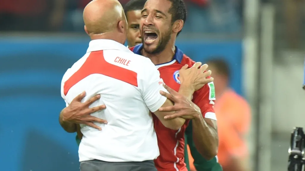 Trenér Chile Sampaoli se svěřencem Beausejourem