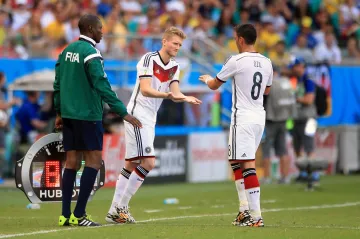 Andre Schürrle střídá Mesuta Özila