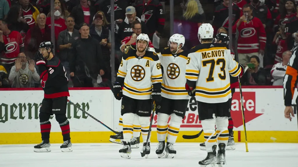 David Pastrňák slaví gól se spoluhráči