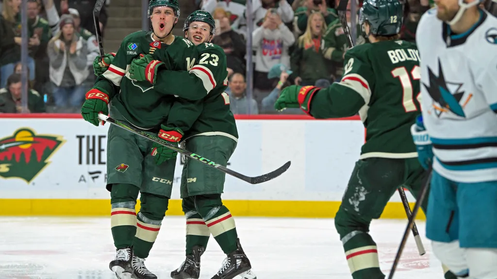 Joel Eriksson Ek z Minnesoty slaví gól