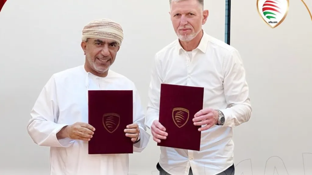 Jaroslav Šilhavý (vpravo) při svém uvedení do funkce reprezentačního kouče Ománu