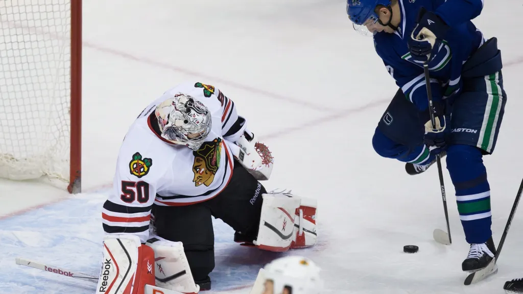 Radim Vrbata střílí gól v utkání proti Chicagu