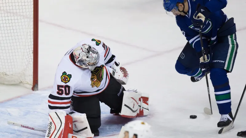 Radim Vrbata střílí gól v utkání proti Chicagu