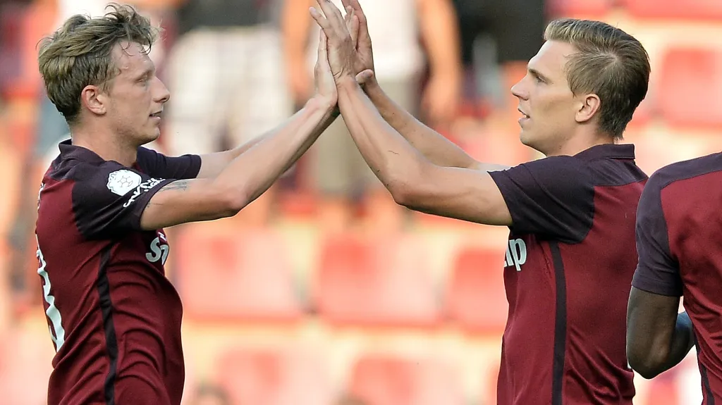 Ladislav Krejčí (vlevo) oslavuje vstřelený gól Sparty s Bořkem Dočkalem