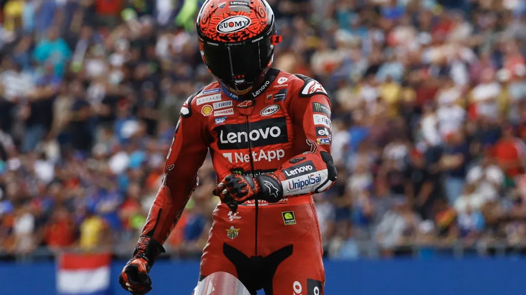 Francesco Bagnaia slaví triumf v Assenu