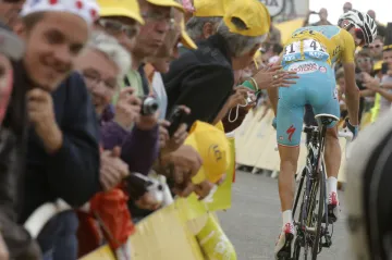 Vincenzo Nibali se ohlíží za soupeři na Hautacamu