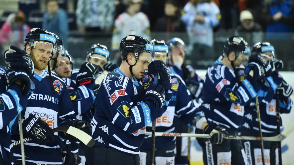 Hráči Vítkovic po prohraném zápasu. Uprostřed je Rostislav Olesz
