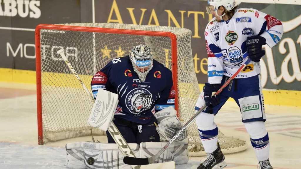 Alexandre Mallet z Komety Brno se snaží překonat Jána Lašáka z Liberce