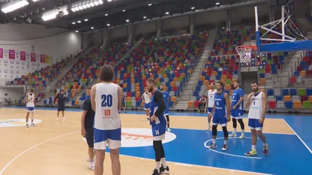 Basketbalisté trénovali před utkáním ME s Finskem i se Satoranským