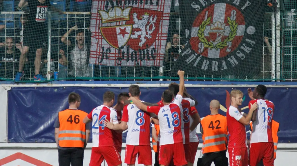 Slávisté se zdraví s fanoušky