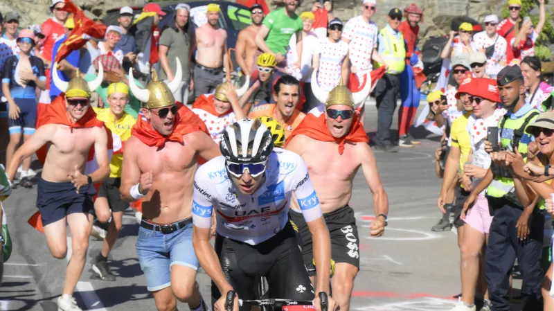 Tadej Pogačar při nástupu na Alpe d'Huez