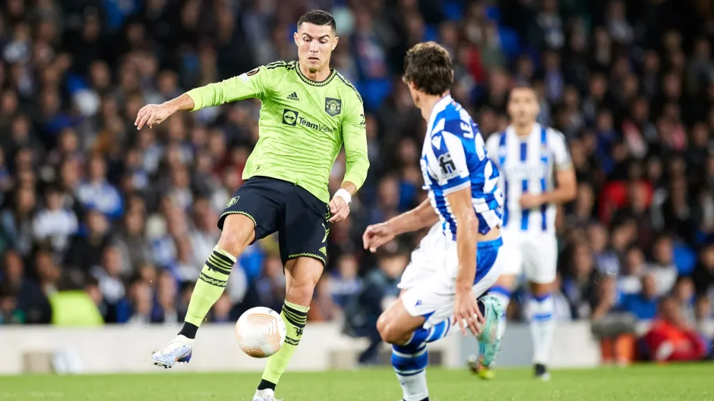 Cristiano Ronaldo z Manchesteru United (vlevo) v utkání Evropské ligy proti San Sebastianu