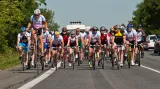 Josef Zimovčák v čele pelotonu na cyklotour Na kole dětem