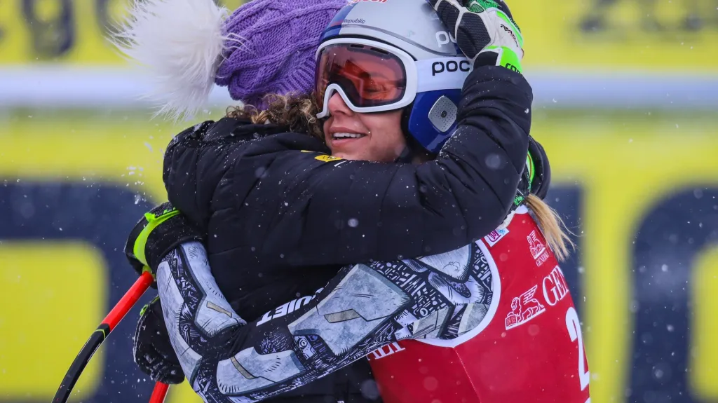 Ester Ledecká v objetí s Ilkou Stuhecovou